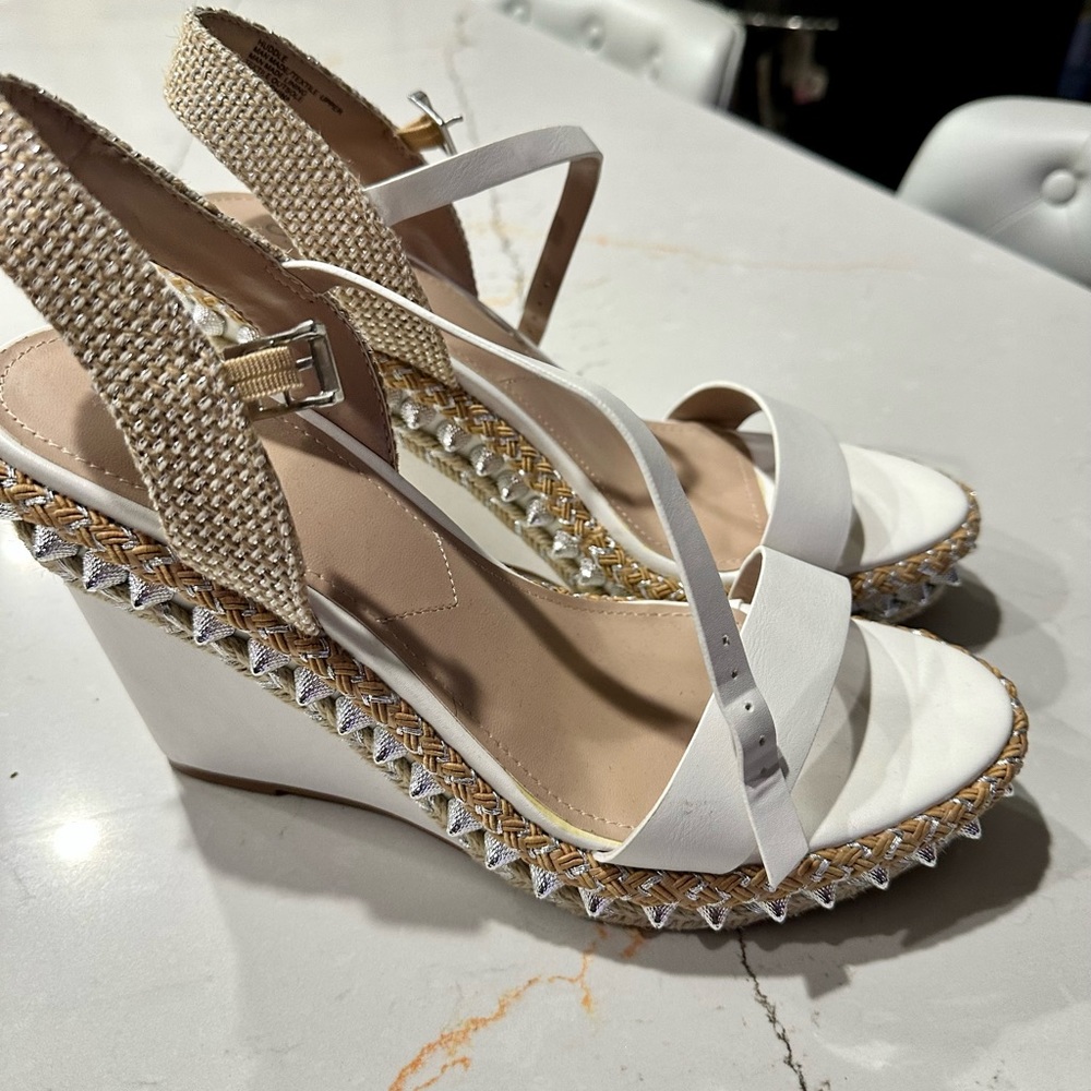 Really nice Charles David wedges for Summer 24